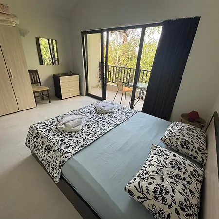 펜션 The White Complex 네세부르